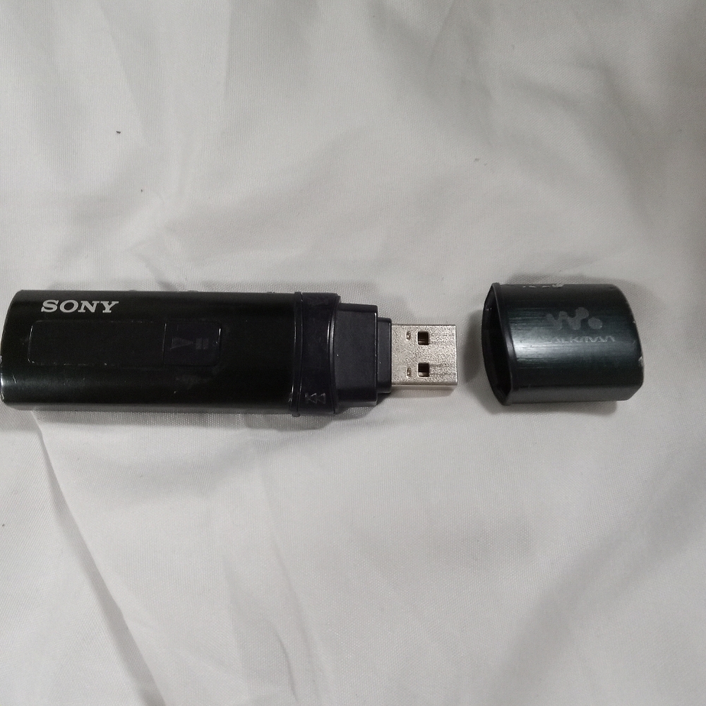 Sony NWZ-B 183F 4GB  USB MP3 player  not working don' now problem sale a…